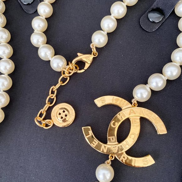 CHANEL 23A ICONIC BIG GOLD CC LOGO PEARL NECKLACE BUTTON CHARM - Picture 8 of 12